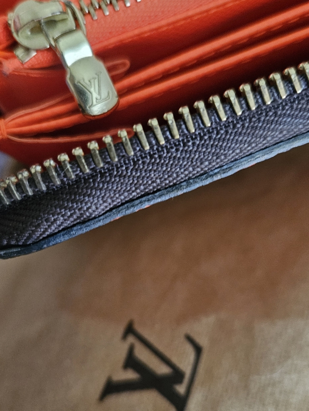 🚨SALE🚨 Louis Vuitton Limited Edition Grafitti Monogram Zippy Wallet ✨️ - Picture 10 of 13